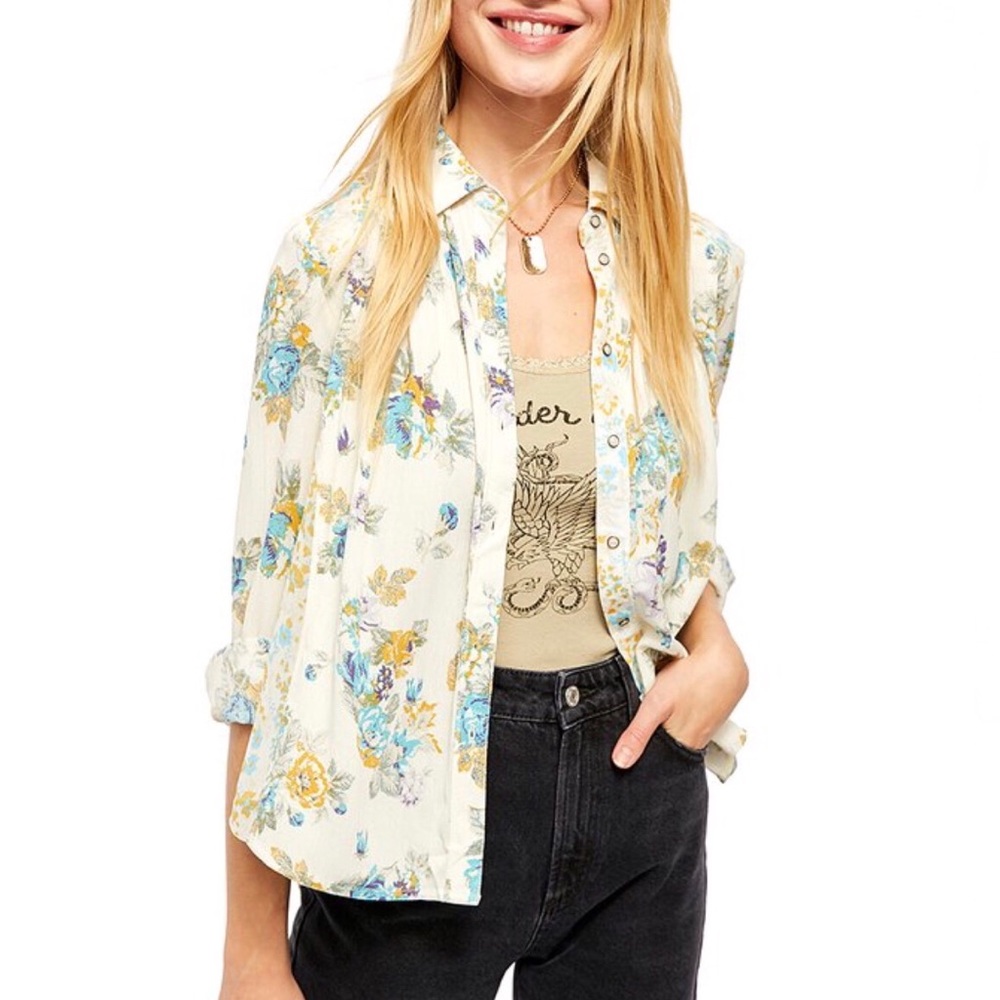 HP🎉 Free People Ivory Floral Hold Onto Me Button